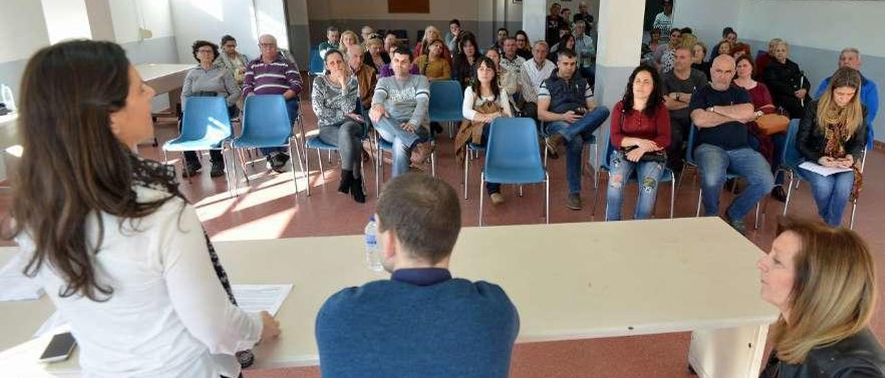 Una asamblea anterior de la asociación de afectados por la falta de planeamiento &quot;Aveloplan&quot;. // G.S.