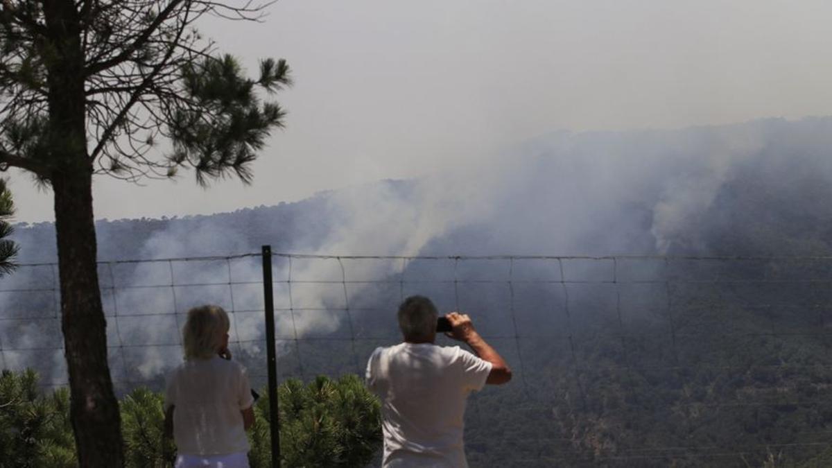 Un millar de efectivos trabaja para controlar el fuego de Sierra Bermeja.