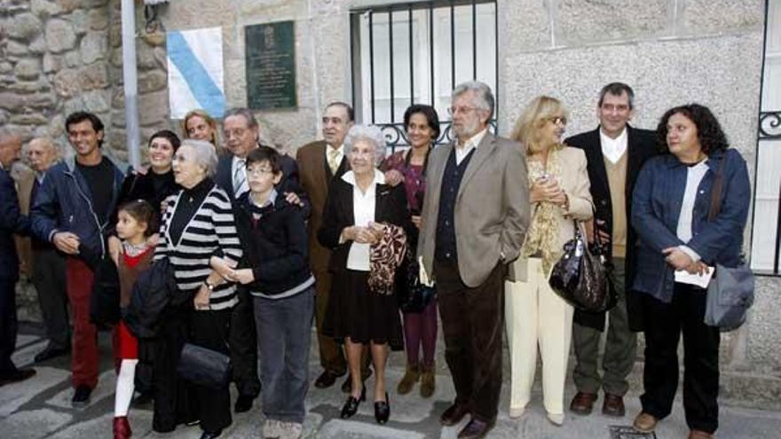 Miembros de la familia de don Darío Álvarez Blázquez, ayer, ante la casa familiar, en la calle San Telmo de Tui. // José Lores
