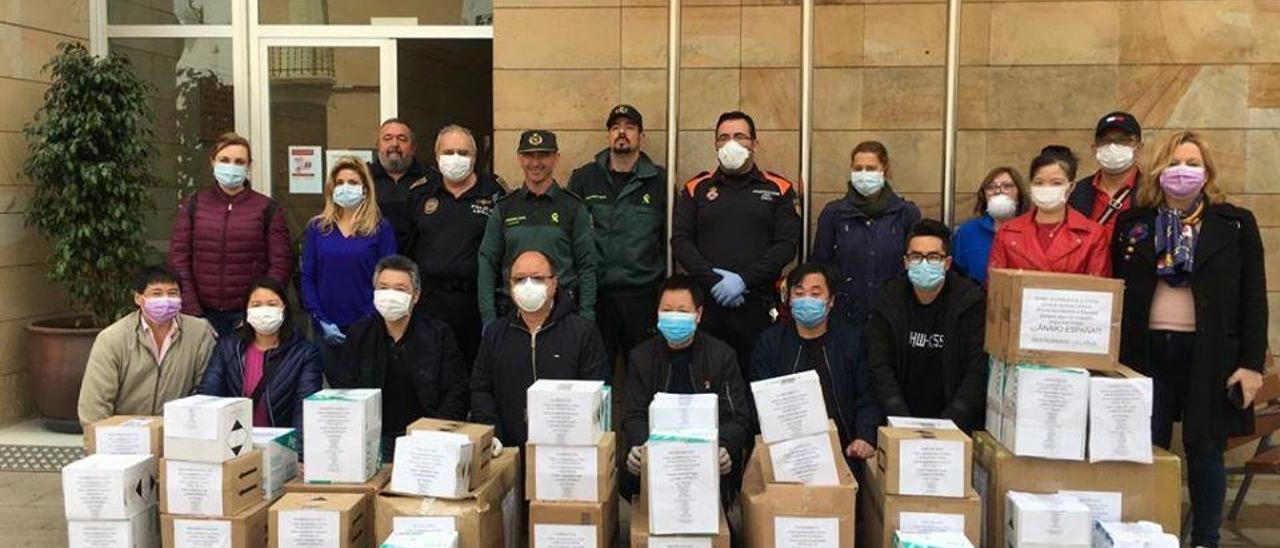 Bazares y restaurantes chinos entregan a Calp 15.000 mascarillas