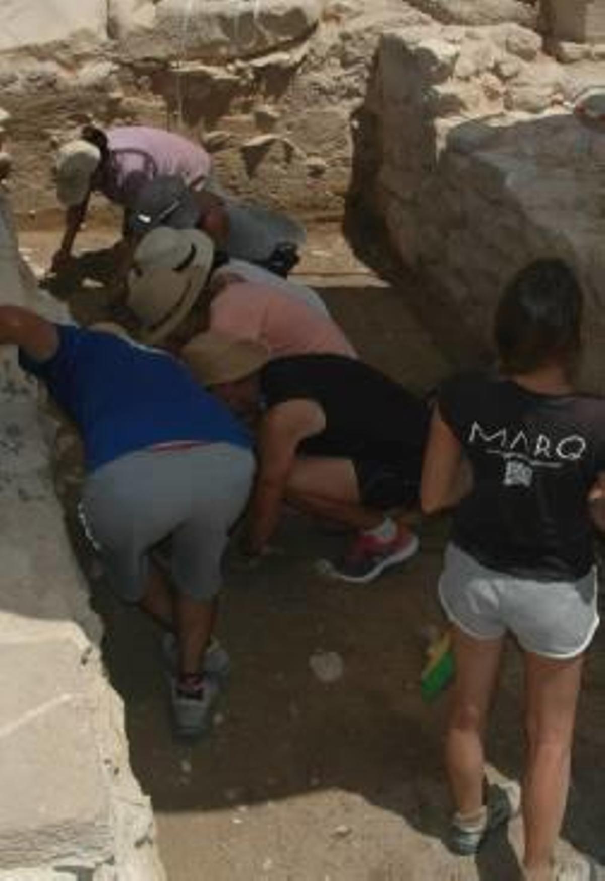 Arqueólogos trabajan en la calle púnica este verano.