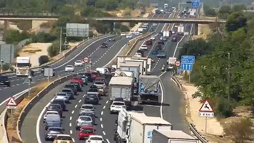 Atascos de casi 20 kilómetros en la AP-4 en Los Palacios sentido Cádiz