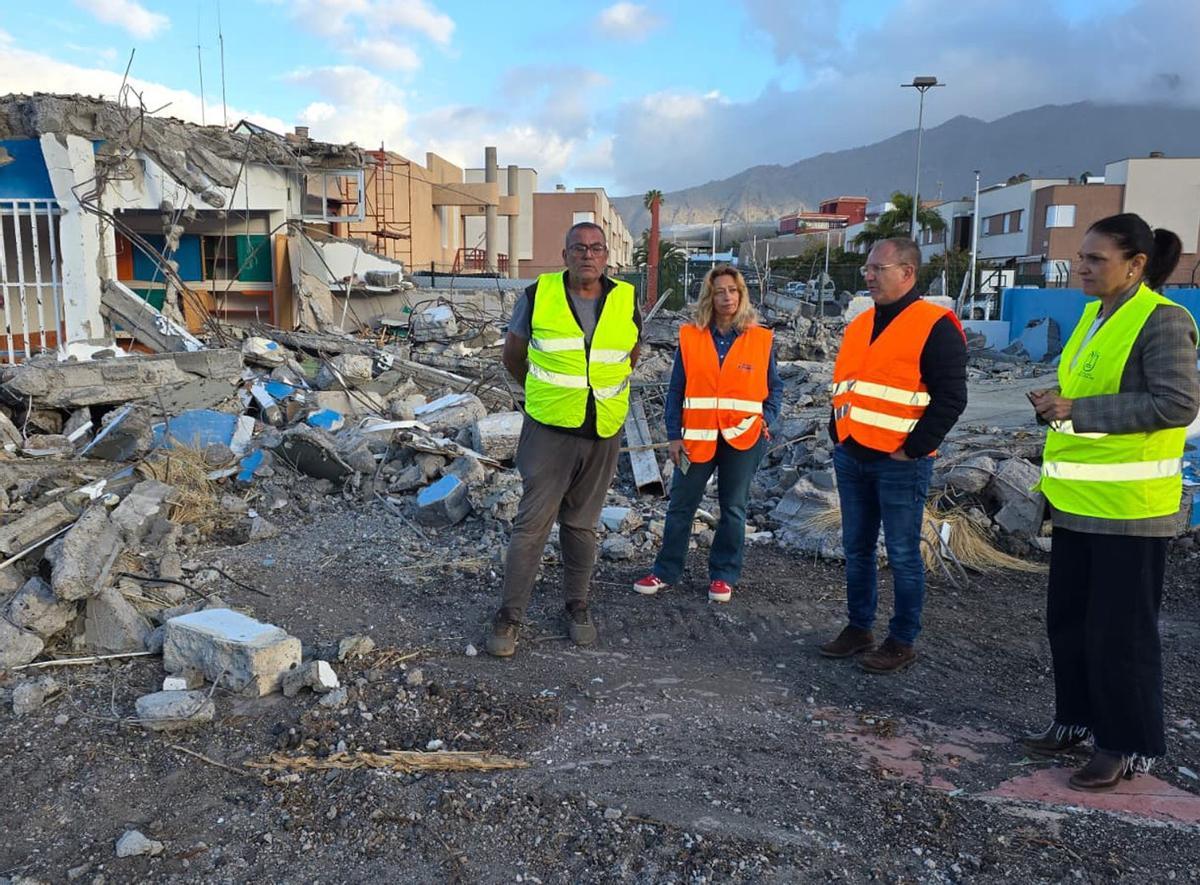 El presidente insular, Sergio Rodríguez, visita la zona donde estaba el CEIP La Laguna. |