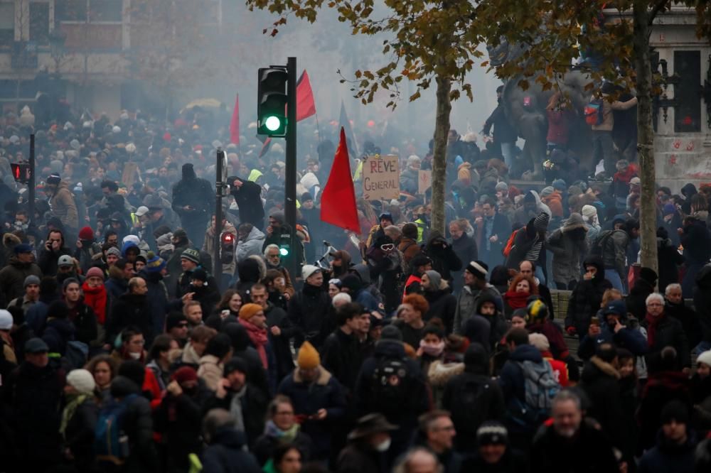 Aldarulls a París durant la vaga contra la reforma de pensions