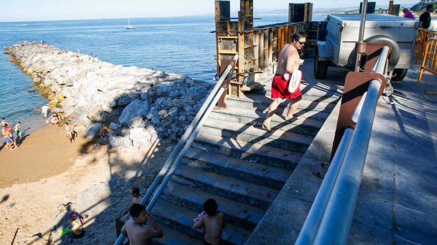 Costas levanta un muro junto a la playa