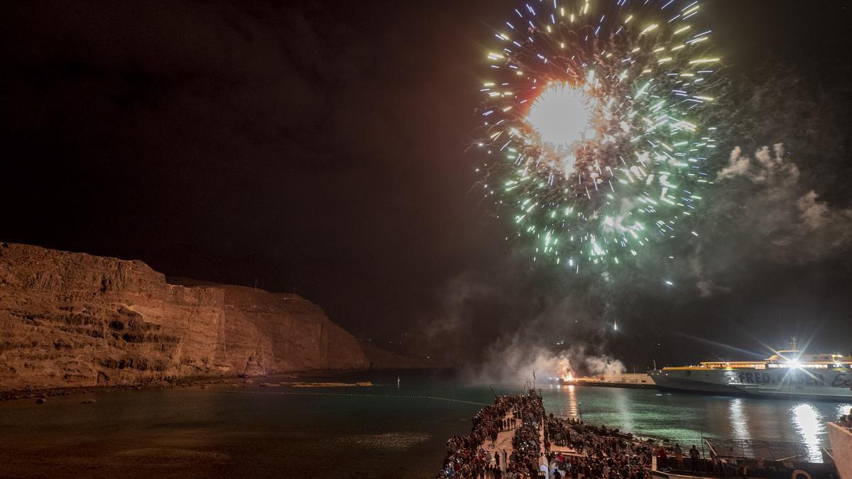 Espectáculo de fuegos acuáticos en el Muelle Viejo del Puerto de Las Nieves