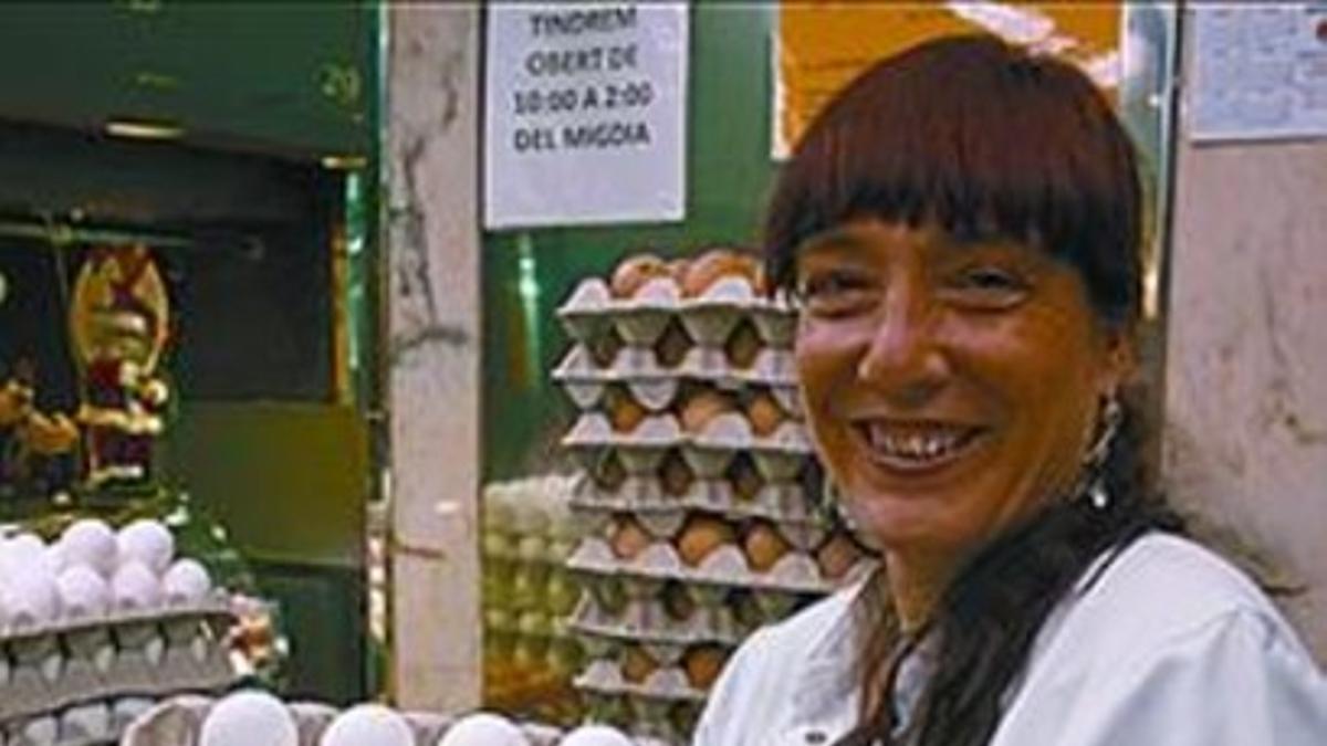 Yolanda García muestra los huevos blancos que vende.