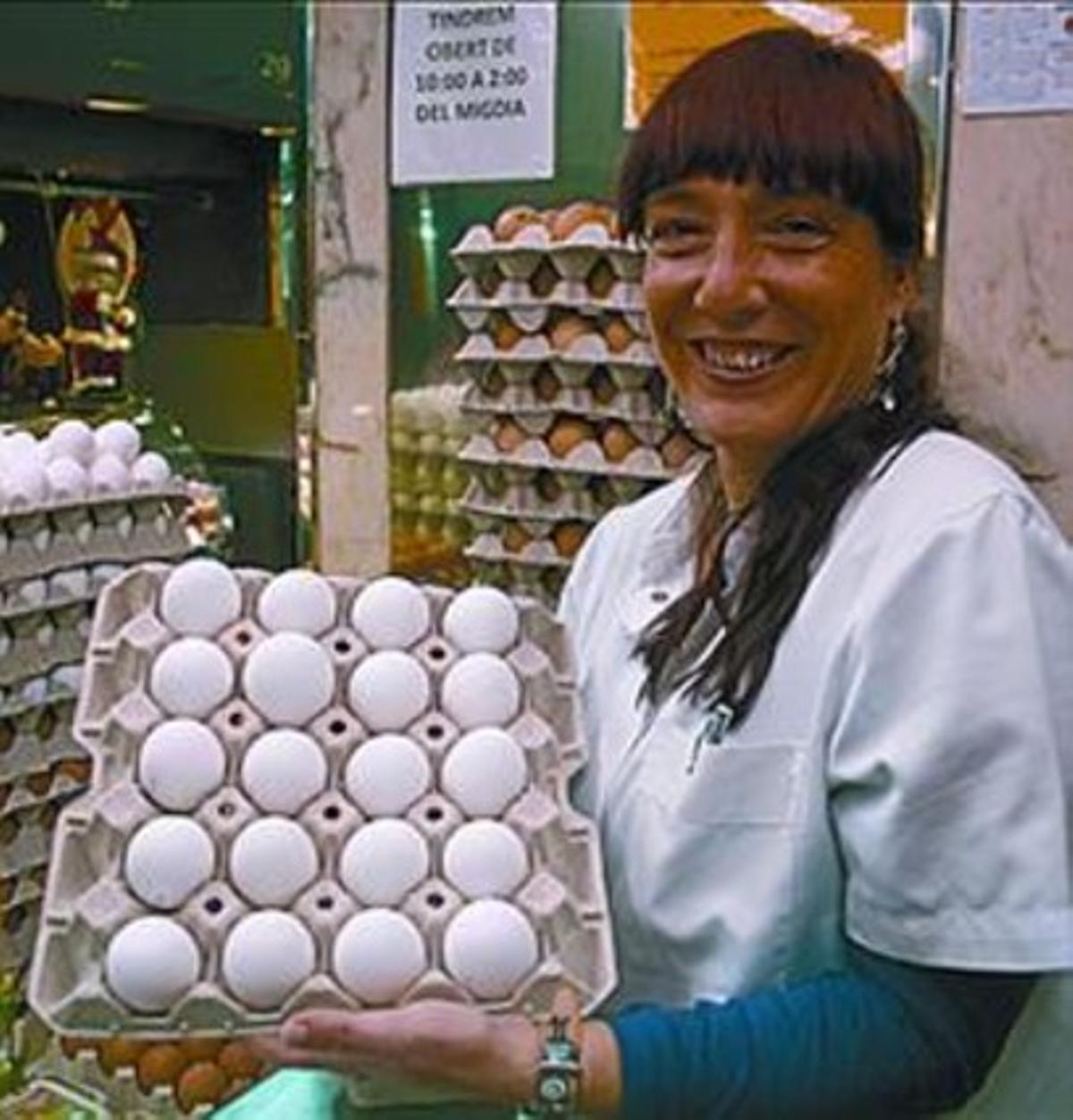 Yolanda García mostra els ous blancs que ven. Yolanda García mostra els ous blancs que ven.