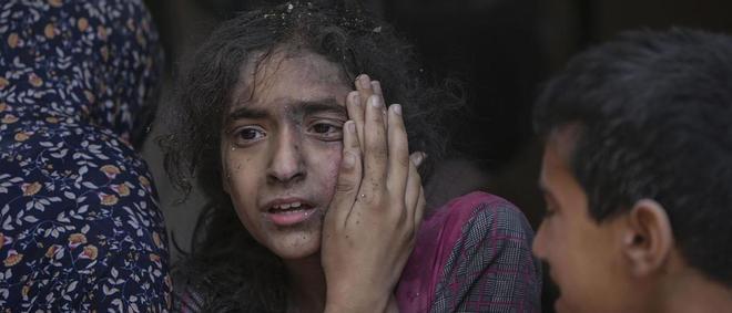 Una nena palestina ferida després d’un atac aeri israelià al camp de refugiats de Nuseirat, al centre de la Franja de Gaza.
