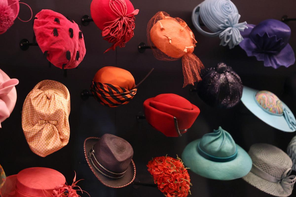 LONDON (United Kingdom), 09/04/2026.- A selection of hats are displayed at the exhibition 'Queen Elizabeth II: Her Life in Style' at The King’s Gallery, Buckingham Palace in London, Britain, 09 April 2026. The exhibition features 300 pieces of clothing and accessories worn by late Britain’s Queen Elizabeth and runs from 10 April to 18 October 2026. (Moda, Reino Unido, Londres) EFE/EPA/NEIL HALL