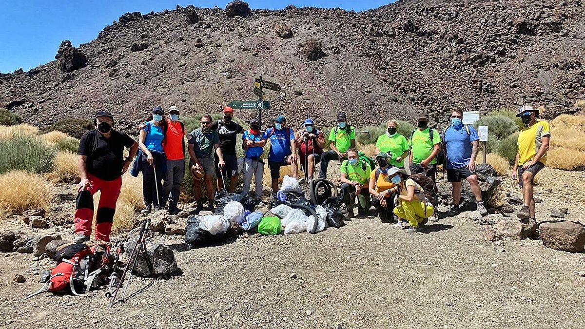 The group of volunteers who carried out cleaning work on Mount Teide.