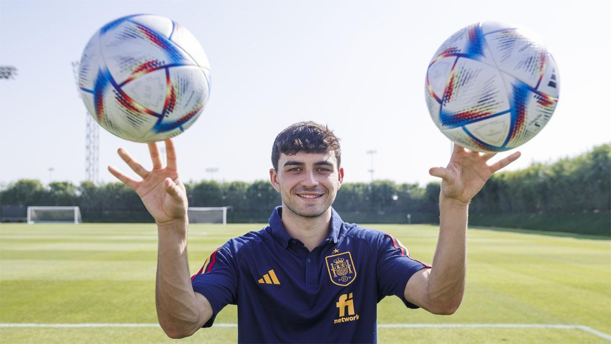 Pedri hace magia con un balón cerca de él