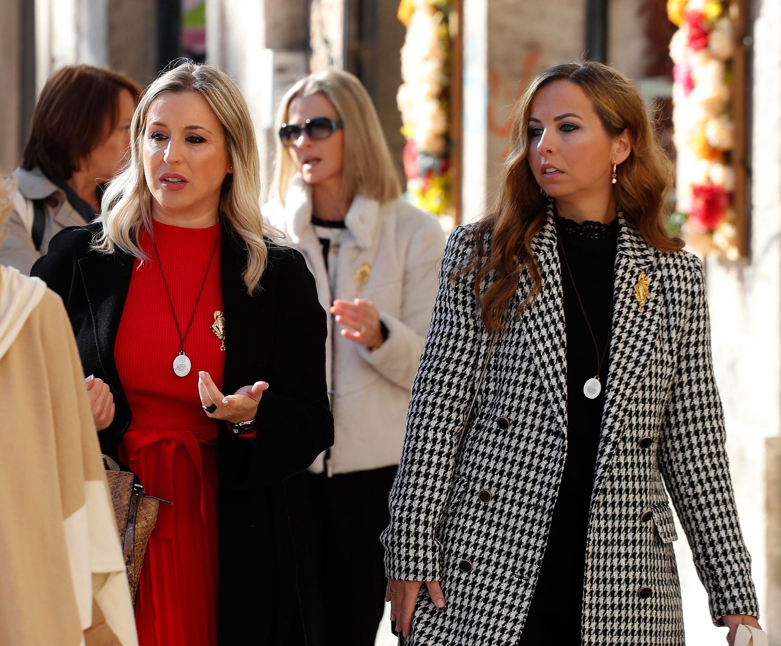 Falleras Mayores de toda una vida ante la Virgen