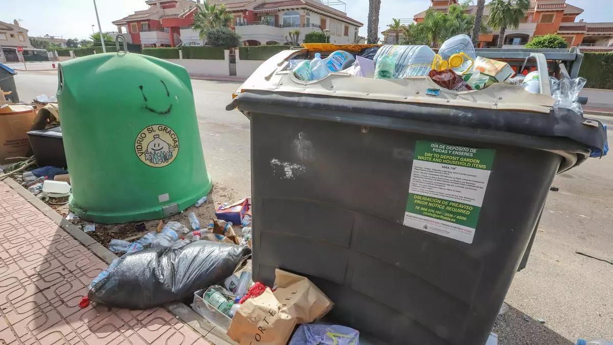 Isla de vertido de basura en Orihuela Costa donde la puesta en marcha la recogida selectiva de fracción orgánica es, a día de hoy, un proyecto lejano