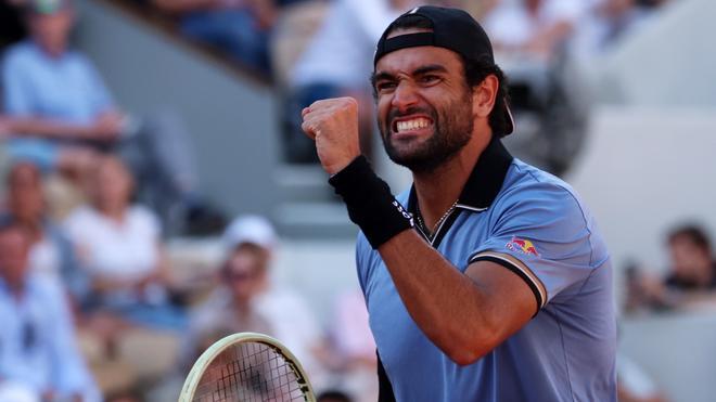 Berretini se venga de Sinner y extiende el sueño italiano en París
