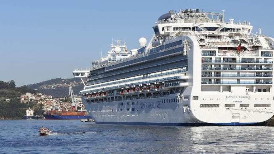 El &quot;Sapphire Princess&quot;, de 290 metros de eslora, se estrenó ayer en la estación marítima. // Ricardo Grobas