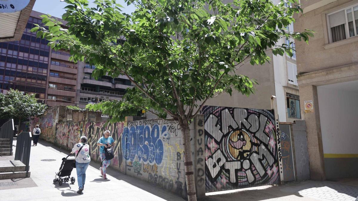 Solar en el que el grupo Nozar levantará un edificio de 34 pisos, en el número 65 de la avenida García Barbón.