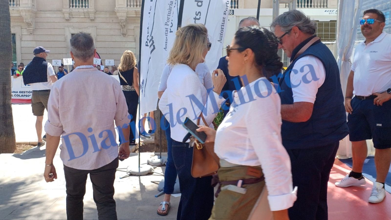 Mario Conde y su nueva novia, María José Catellví, en la feria náutica de Palma