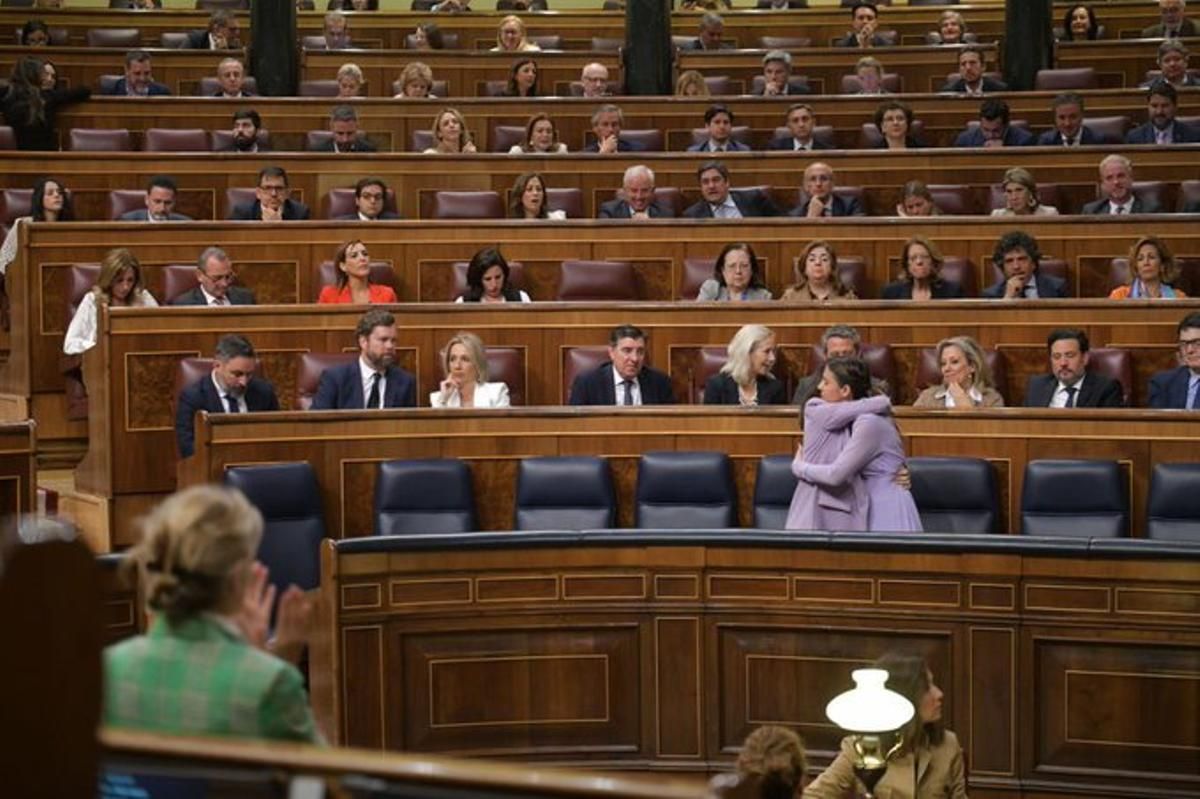 Abrazo de Irene Montero e Ione Belarra, el juevesr en el Congreso de los Diputados.