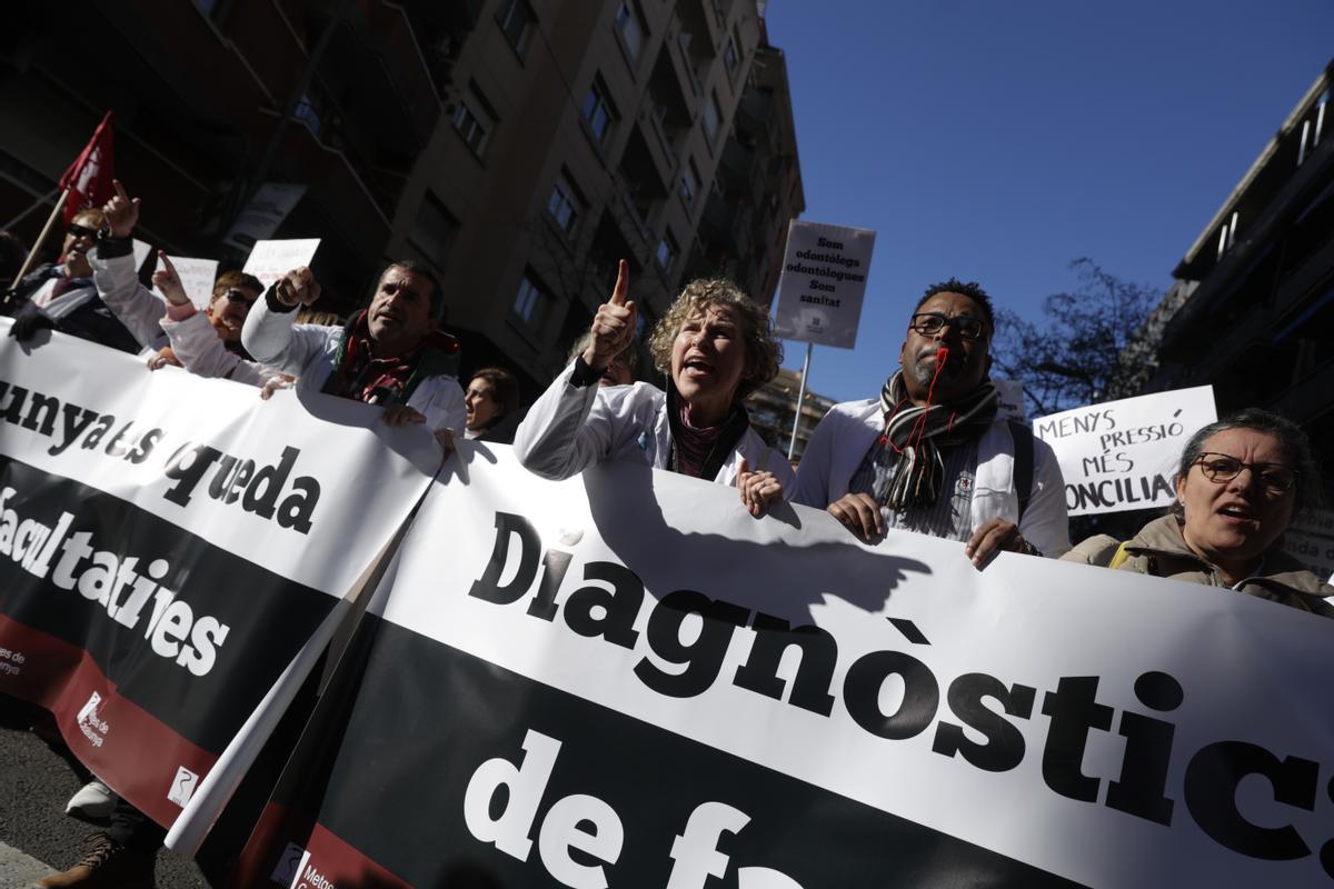 Los sanitarios se han manifestado desde el Departament de Salut hasta la estación de Sants en defensa de la sanidad pública durante el primer día de la huelga de médicos.