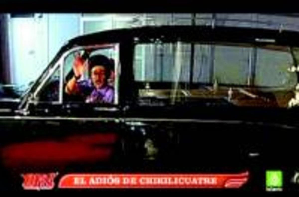 Chikilicuatre abandona el plató de La Sexta en un cotxe funerari. Chikilicuatre abandona el plató de La Sexta en un cotxe funerari.