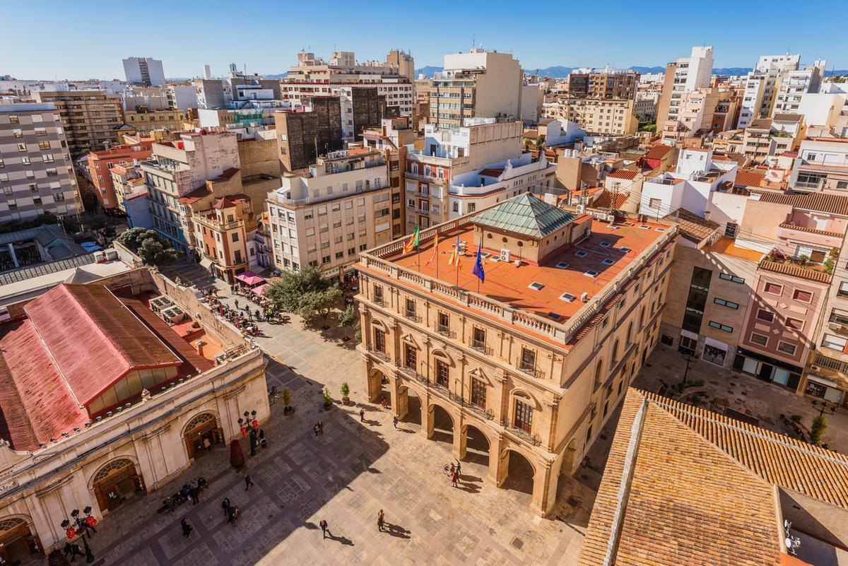 Vista en ángulo alto de Castellón de la Plana con el Ayuntamiento
