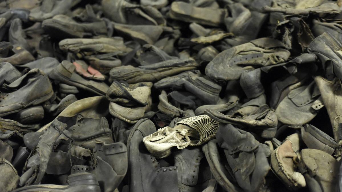 Calzado de víctimas del Holocauesto nazi en el campo de Auschwitz, en Polonia.