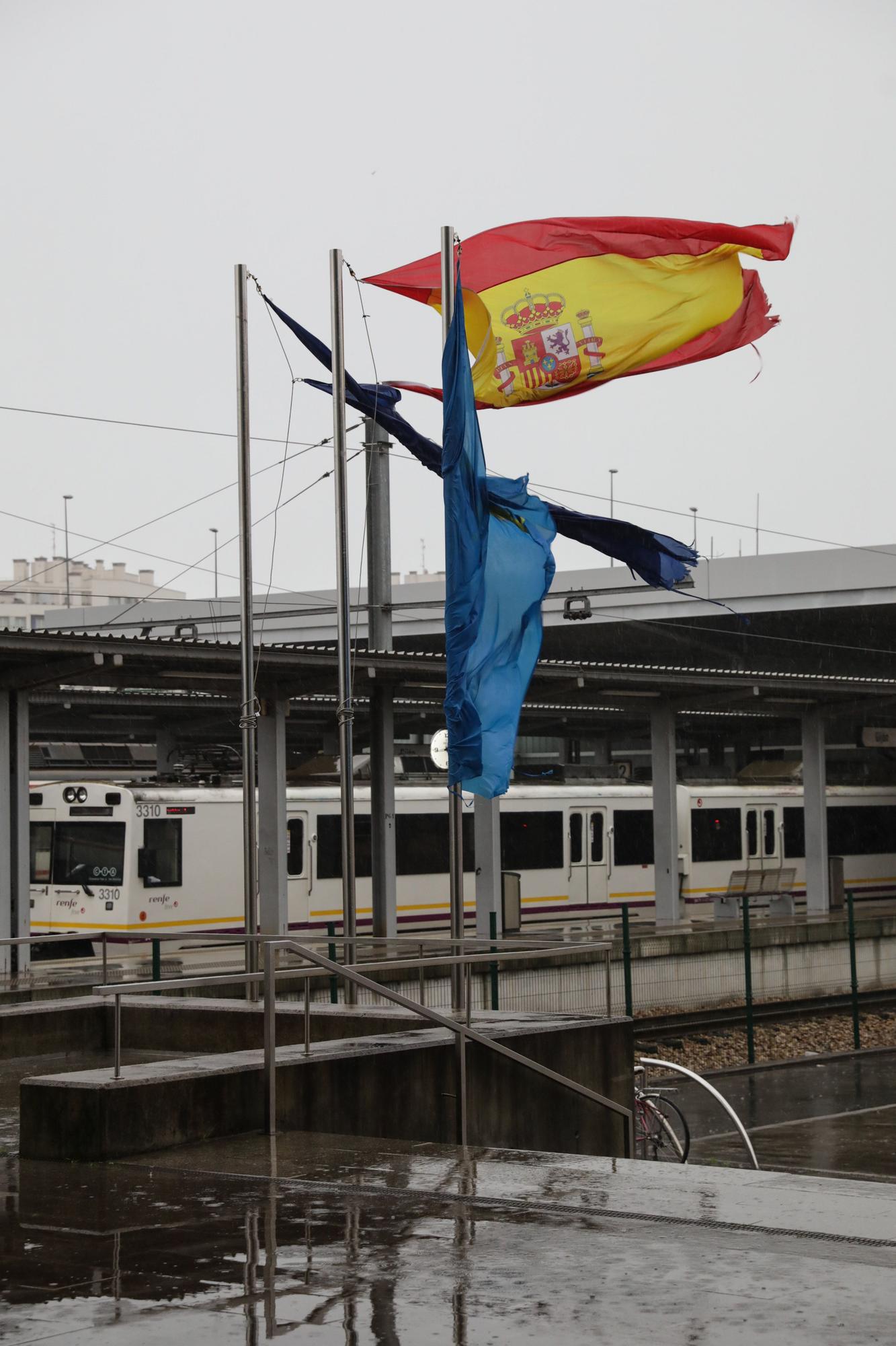 EN IMÁGENES: Así está siendo el temporal del lluvia, viento, oleaje y nieve que azota Asturias