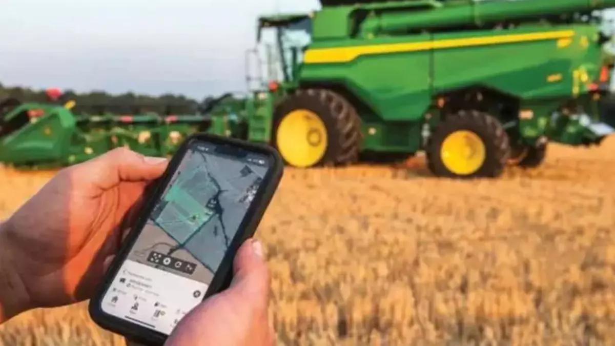 La conectividad de las máquinas agrícolas permite a los profesionales supervisar su explotación desde el móvil.