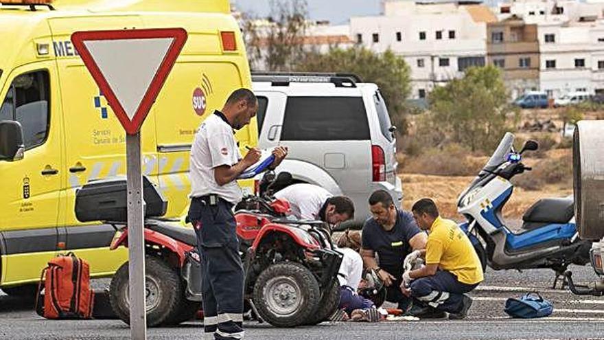 El herido es atendido por testigos y sanitarios, ayer.