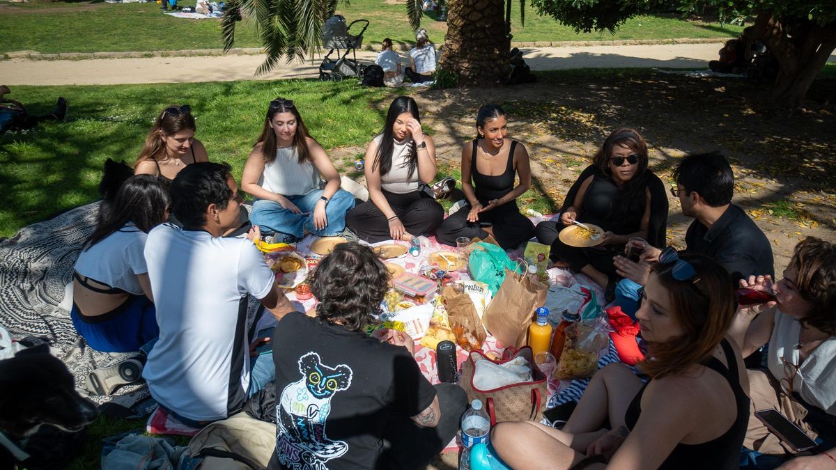 La población flotante y la soledad adulta empujan a un 'boom' de 'apps' para hacer amigos en Barcelona