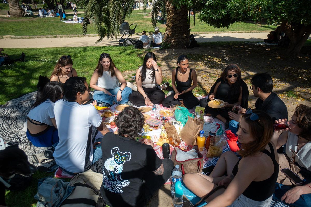 Grupo de gente haciendo un picnic organizado por la app Wemigo.