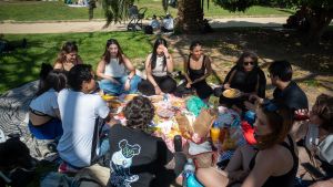 Grupo de gente haciendo un picnic organizado por la app Wemigo.