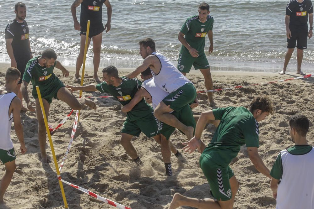 Entrenamiento del Elche CF en la playa de El Pinet