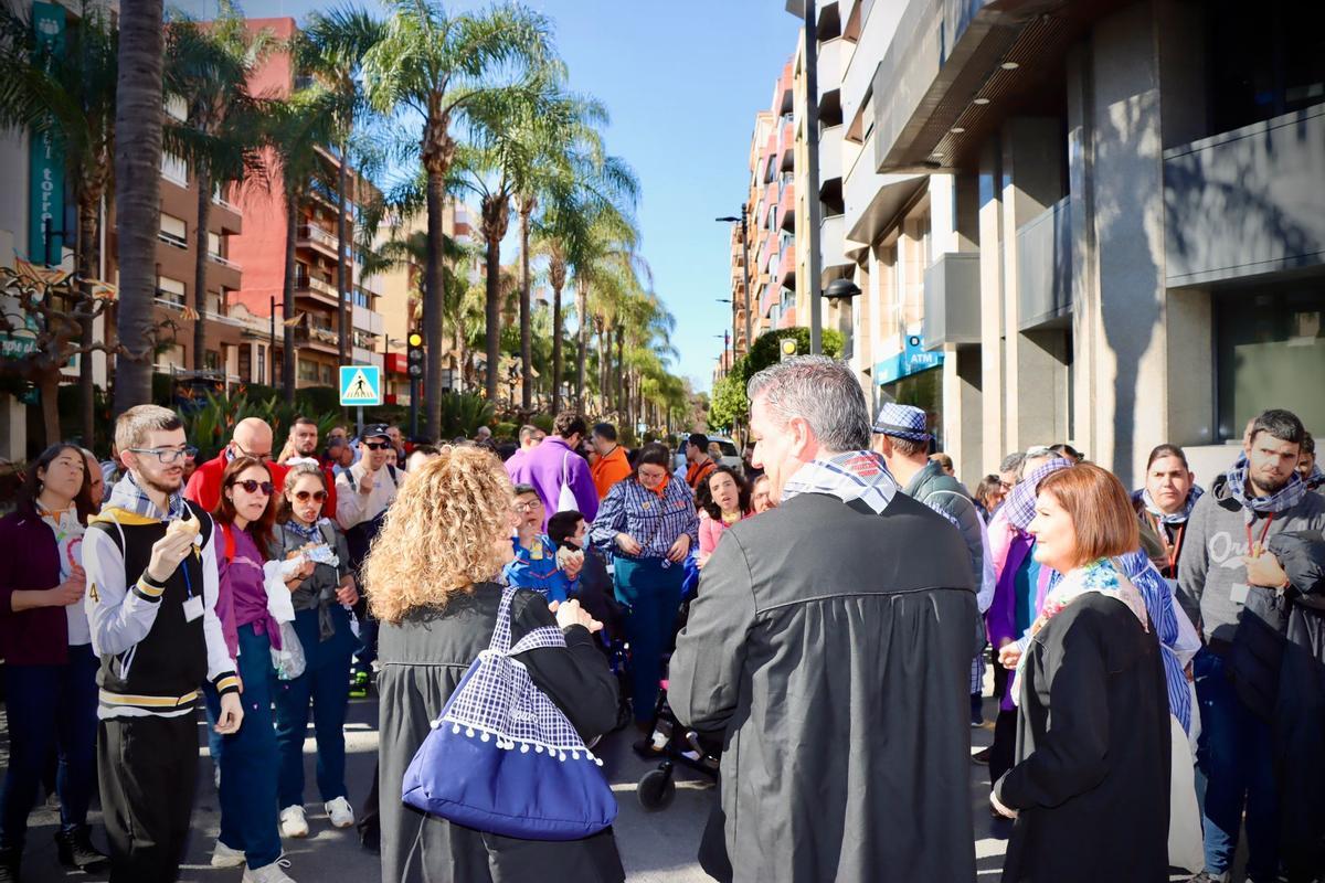 La alcaldesa y el edil de Servicios Sociales recibien a los participantes en la I ruta inclusiva fallera-