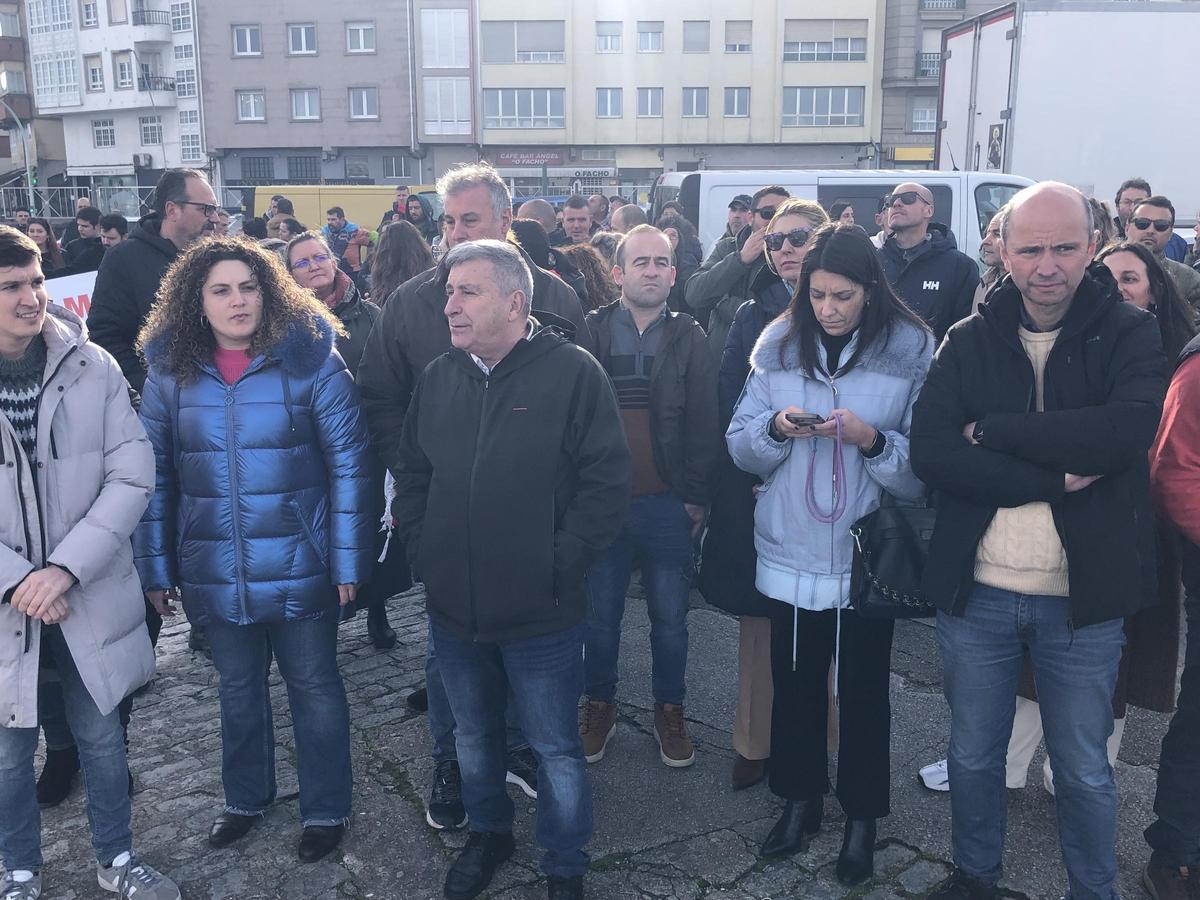 Por la izquierda, el exalcalde Luis Pérez; la edil del BNG Antía Alberte; el senador y exalcalde Manuel Ruiz; la alcaldesa, María Sampedro; y el teniente de alcalde, Vicente Mariño.