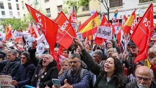 El PSOE arropa a Sánchez en el comité federal: "Pedro, quédate, estamos contigo"