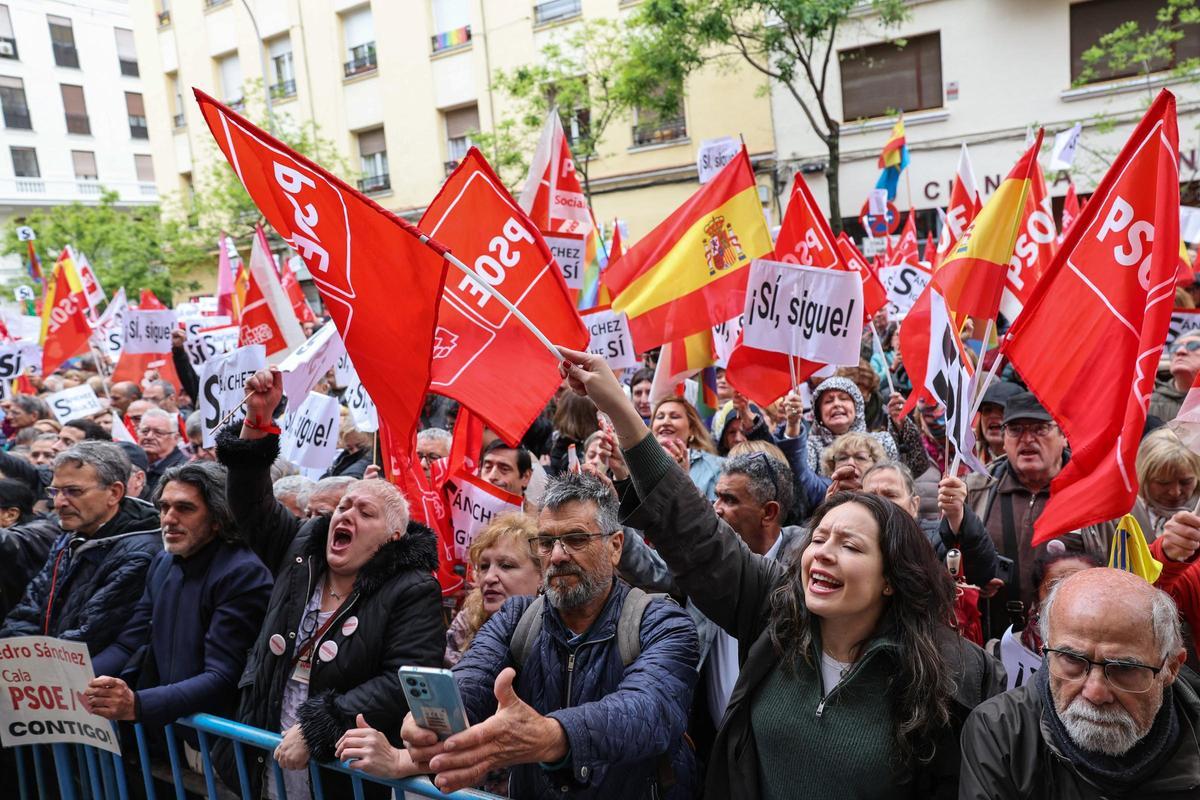 Simpatizantes del PSOE se concentran frente a la sede del partido para que Sánchez no dimita, este sábado.