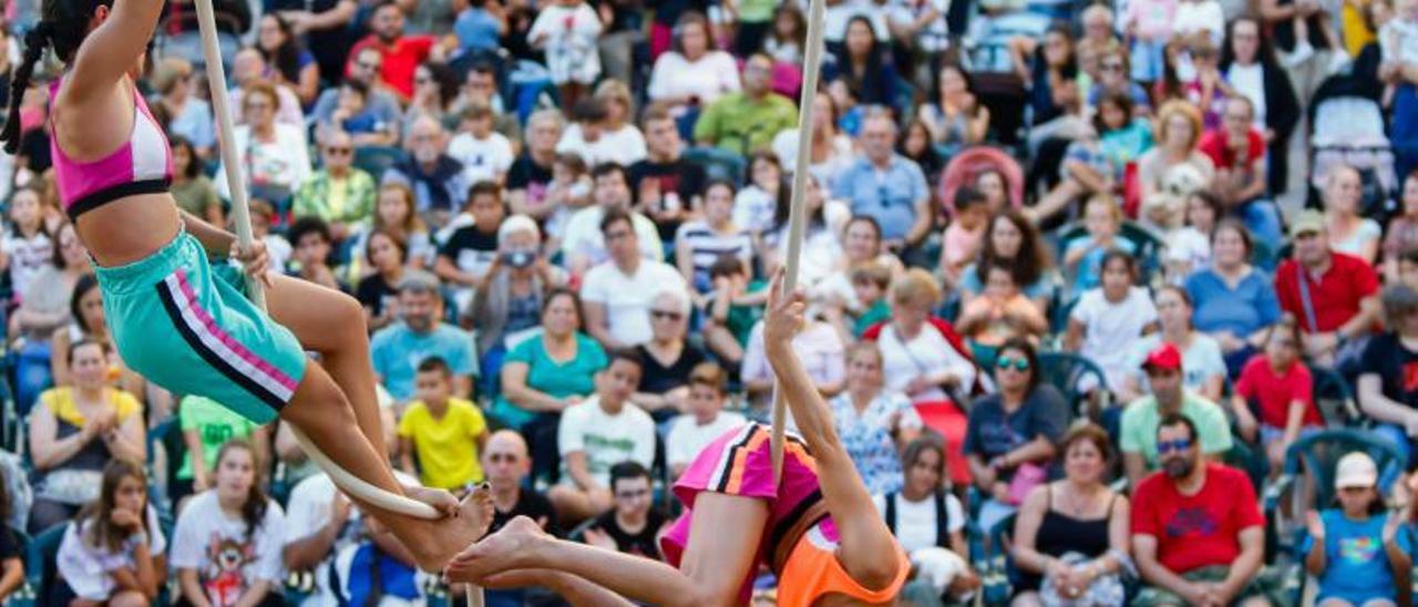 Las acrobacias dominaron las alturas de una Plaza de Galicia llena de espectadores. |  // IÑAKI ABELLA