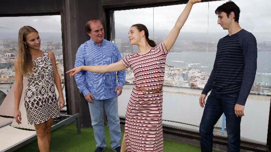 En la imagen, la bailarina Marina Odinokova, el director Timur Fayzev, Cristina Terentiev y Anatolie Ustimov.