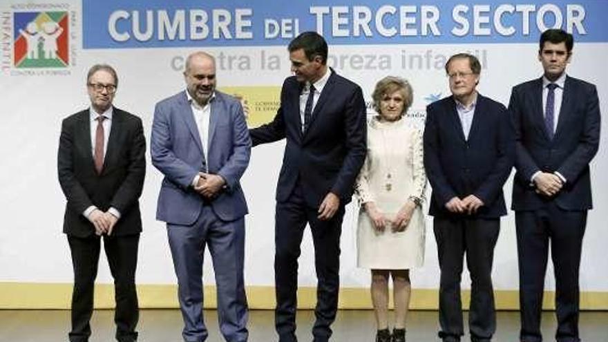 María Luisa Carcedo y Pedro Sánchez, en la Cumbre del Tercer Sector contra la pobreza infantil, celebrada ayer.