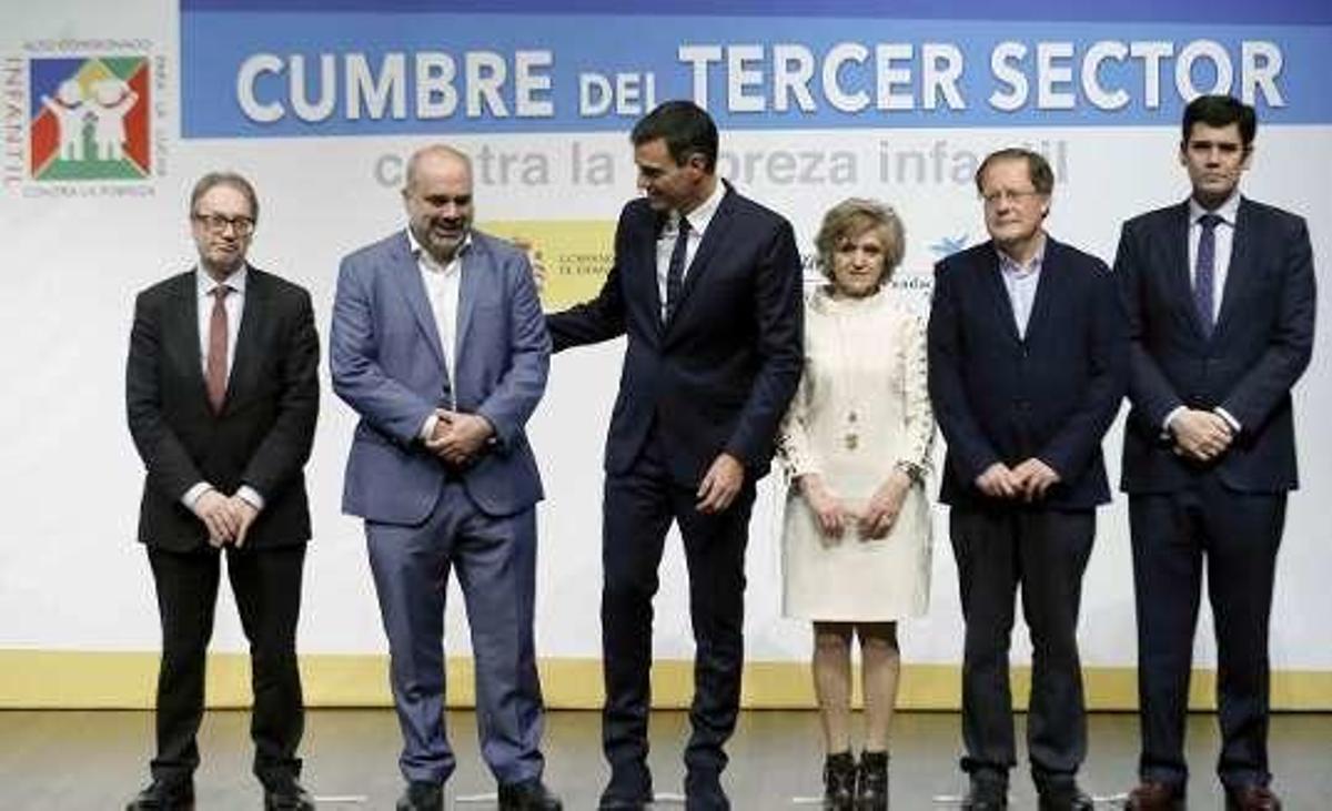 María Luisa Carcedo y Pedro Sánchez, en la Cumbre del Tercer Sector contra la pobreza infantil, celebrada ayer.