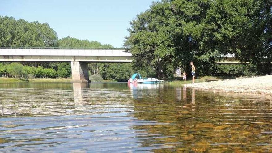 Zona de la playa fluvial en la ribera del Tera en Camarzana.