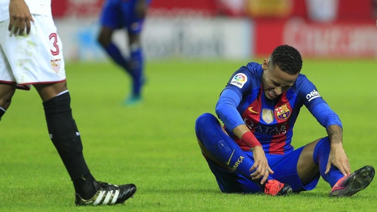 Neymar se duele de un golpe en el partido del pasado domingo en Sevilla