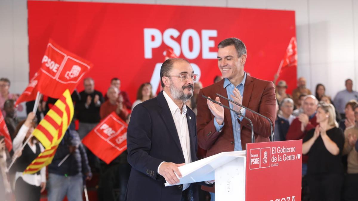 Javier Lambán con Pedro Sánchez, en el mitin de Zaragoza.