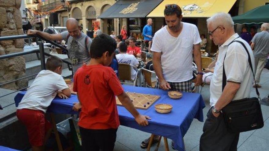 Tarda de jocs tradicionals a la plaça de Sant Joan, ahir