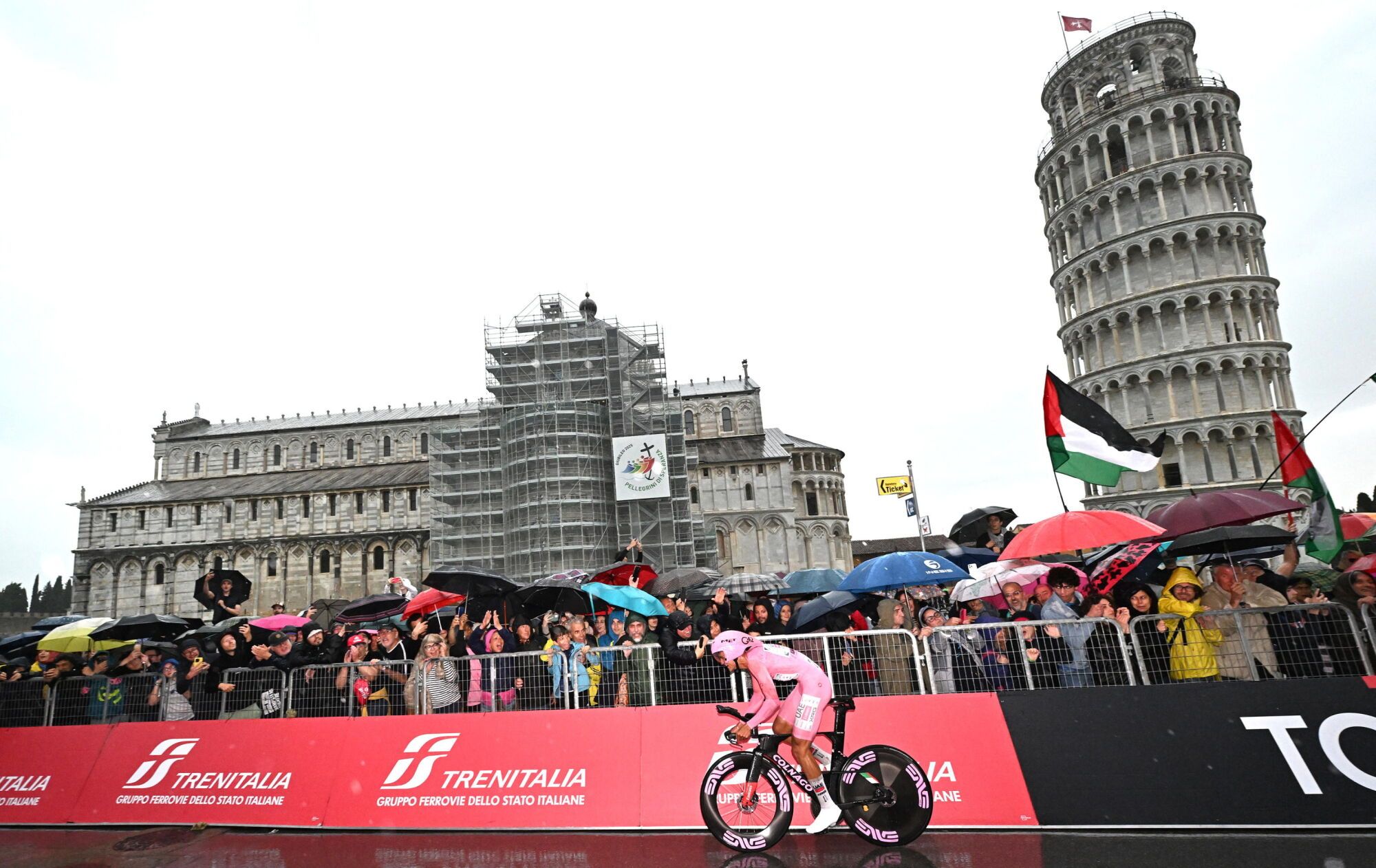 PISA (Italy), 20/05/2025.- Mexican rider Isaac Del Toro Romero of UAE Team Emirates XRG wearing the overall leader's pink jersey, approach the finish of the 10th stage of the Giro d'Italia cycling tour, an individual time trial (ITT) over 28,6 km from Lucca to Pisa, Italy, 20 May 2025. (Ciclismo, Italia) EFE/EPA/LUCA ZENNARO