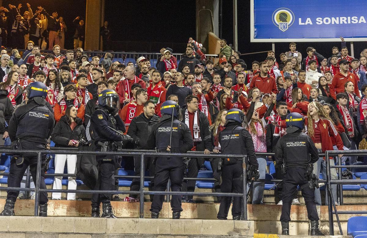 La Policía toma posiciones en la zona del Rico Pérez destinada a alojar a la afición el Real Murcia.