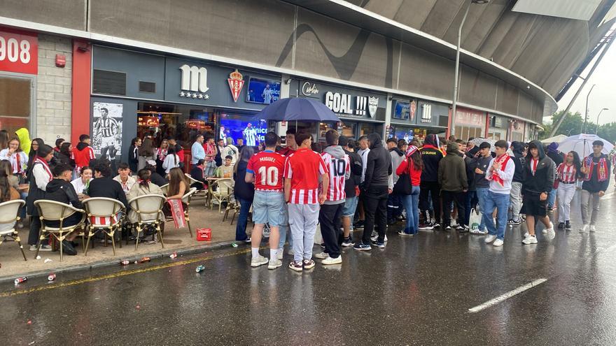 Los aficionados del Sporting desafían a la lluvia: así son las colas para ver el partido en el Molinón