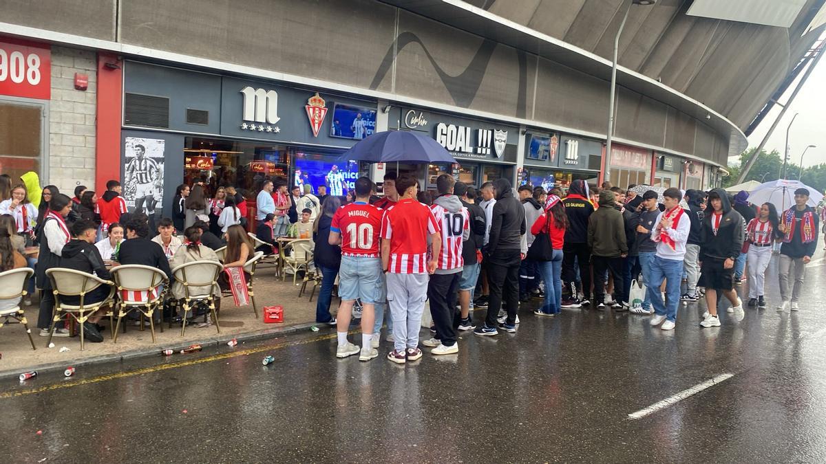 Ambiente en los alrededores de El Molinón